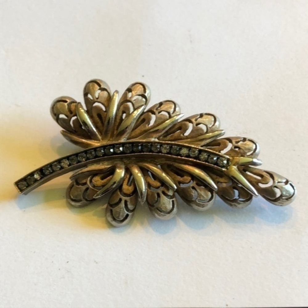 HAR Signed Vintage Leaf Rhinestone Brooch Shoulder Pin - Picture 2 of 6